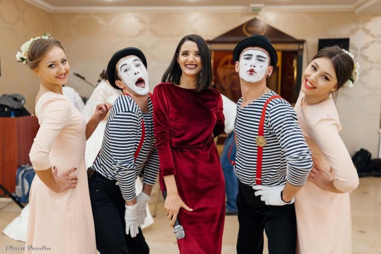 Mimi la nuntă: o tăcere plină de energie