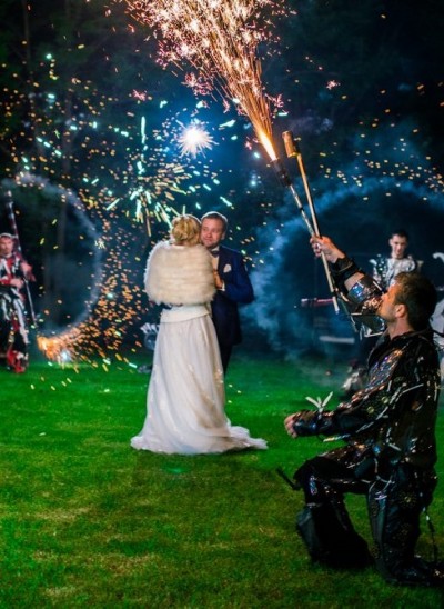 Primul dans al mirilor însoțit de show de lumini și efecte speciale